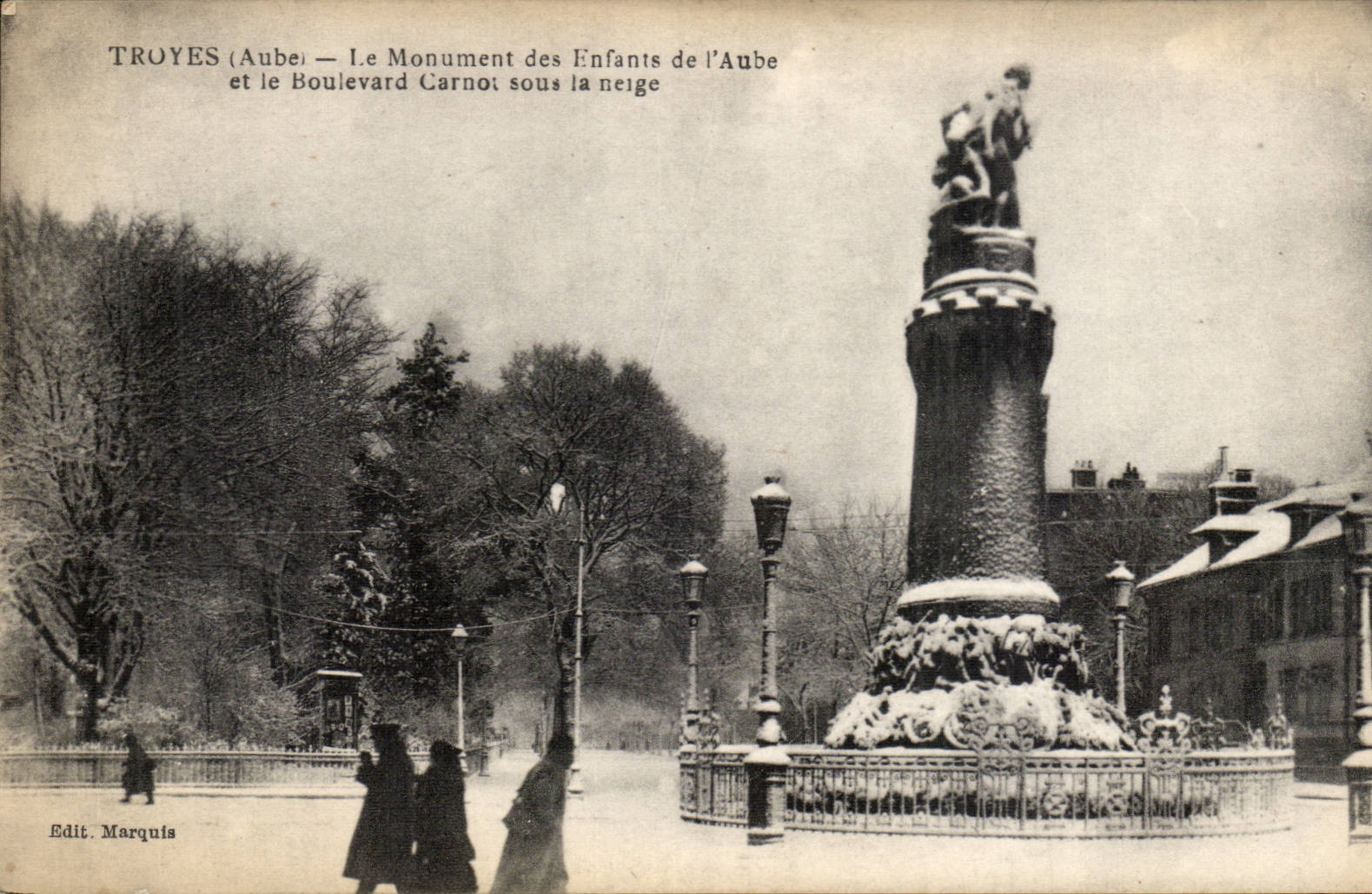 TRoyes CPA the monument of the children of the Paddle and the Carnot boulevard under snow