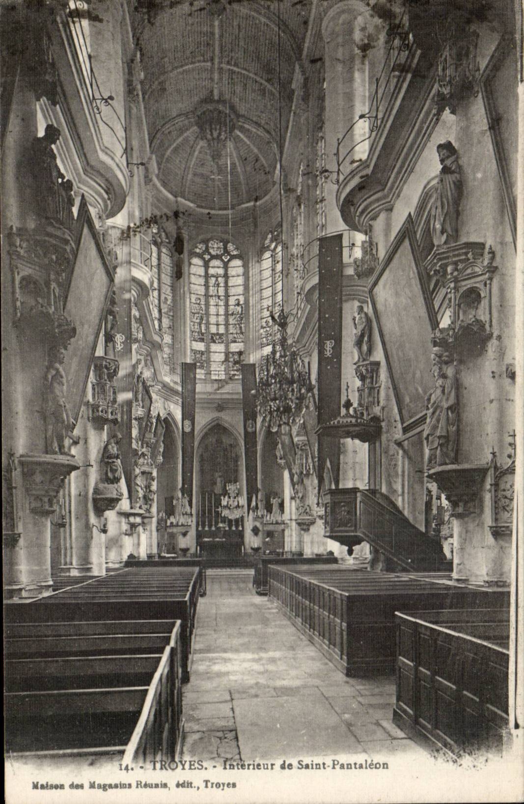Interior TRoyes CPA of the church Saint Pantaleon