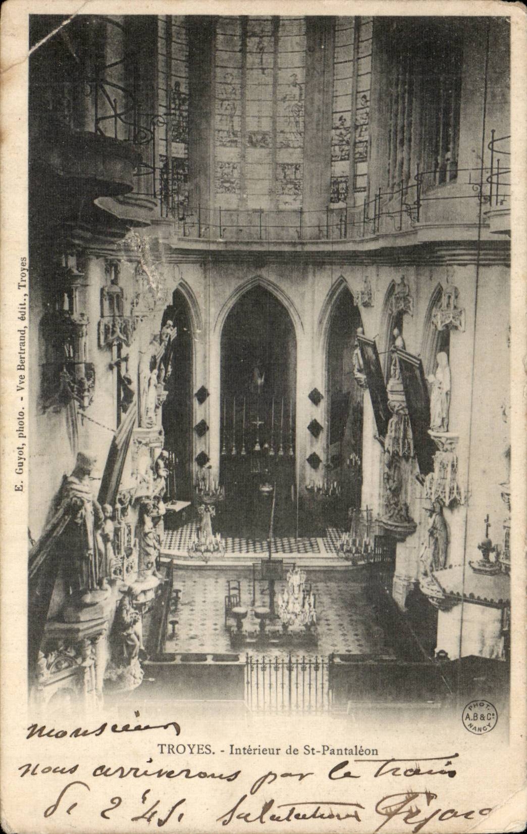 Interior TRoyes CPA of the church Saint Pantaleon