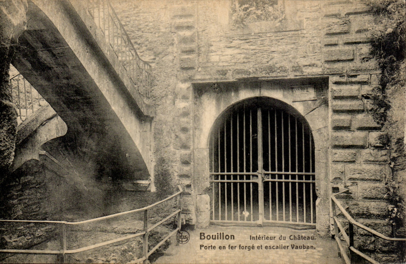 Belgie Belgium CPA Interior Bouillon of the castle carries out of wrought iron and Vauban staircase