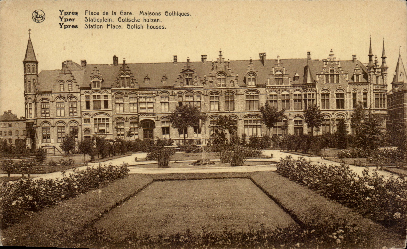 Belgie Belgium CPA Ypres Places Gothic Maisons station