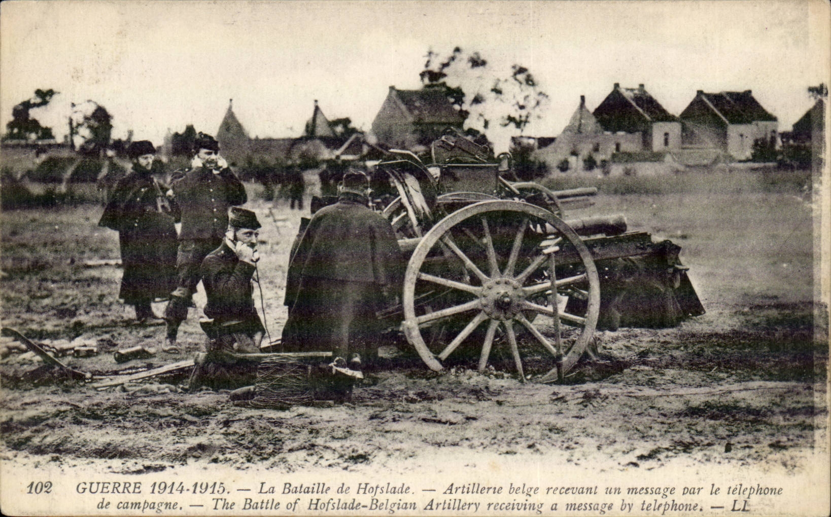 CPA Militaria the battle of Belgian Hofslade Artillery receiving a message by the telephone of countryside