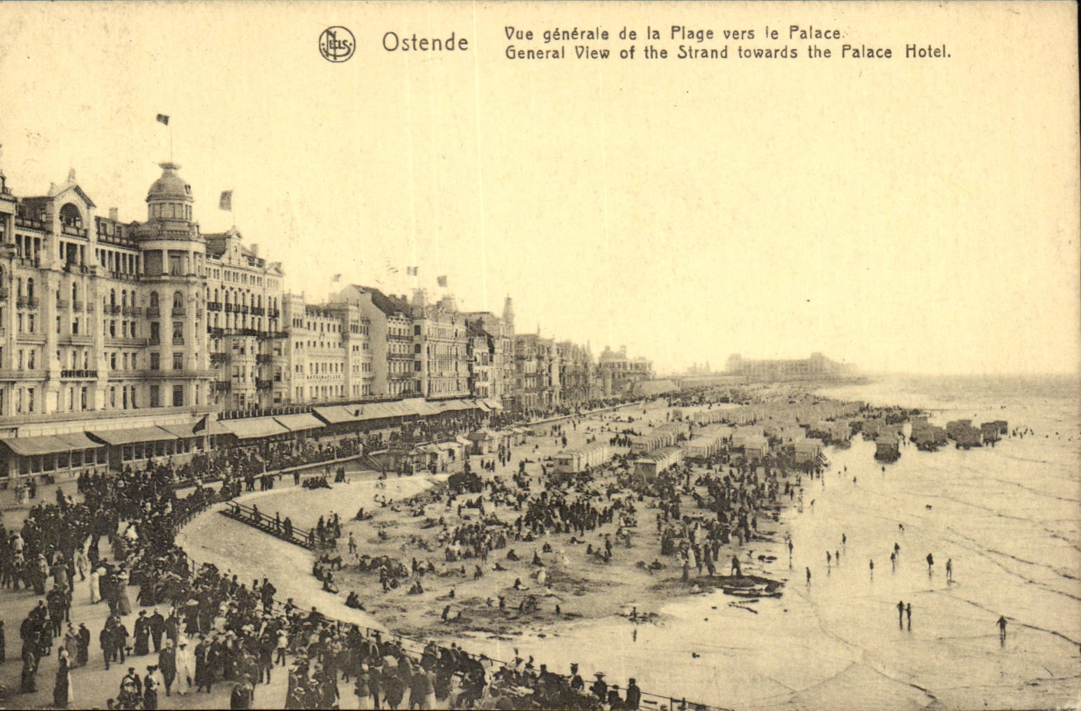 CPA Belgium Ostend View of the beach towards the De luxe hotel