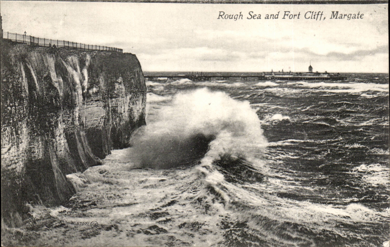 Grande Bretagne Great britain CPA Rough sea and Fort Cliff Margate
