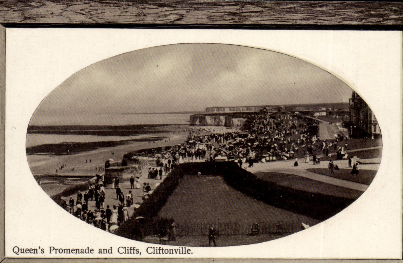 Grande Bretagne Great britain CPA Queen's promenade and cliffs Cliftonville