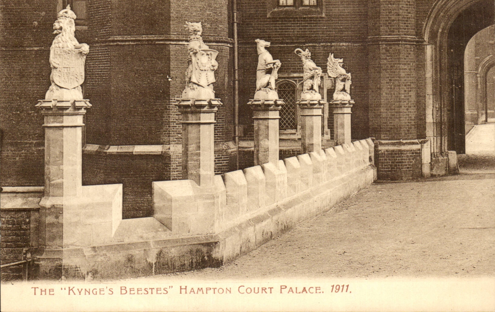 The United Kingdom Great Britain CPA London Hampton short de luxe hotel The kynge' S beestes