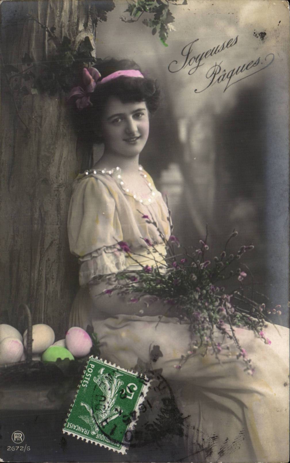 Fantasy - Woman - Merry Pacques - Woman with sweet spalling hammer sitting beside easter eggs - CPA