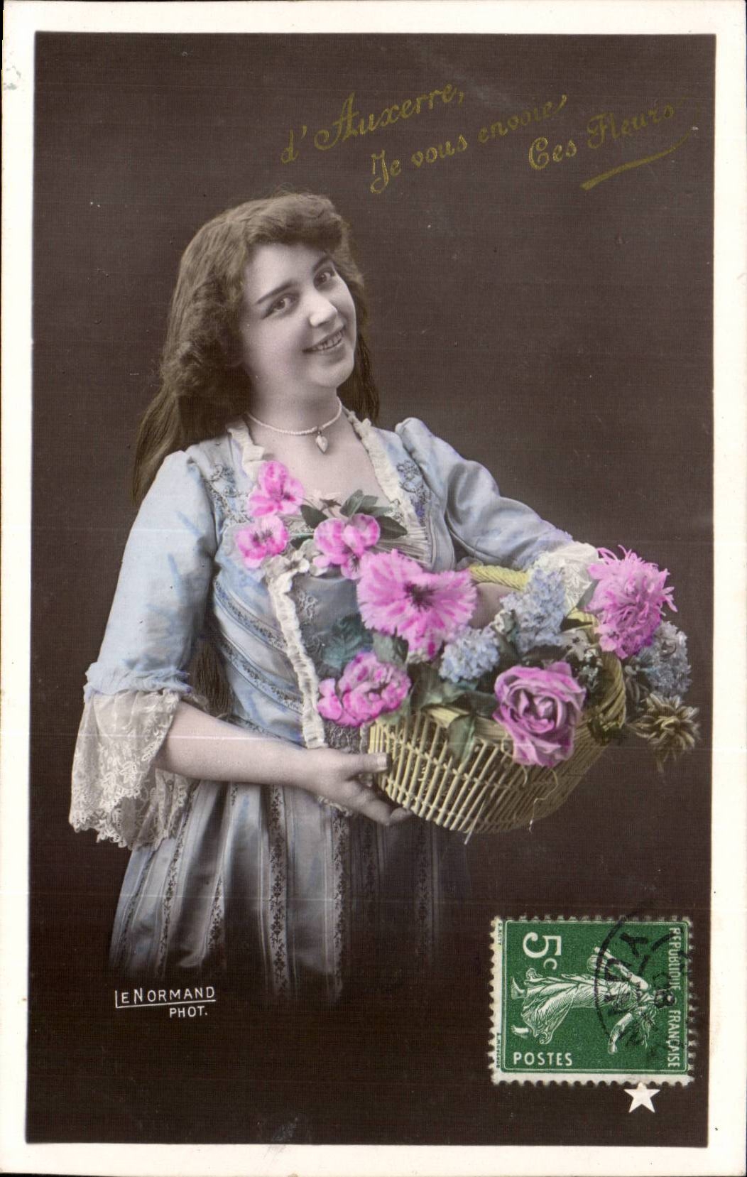 Phantasie - Auxerre schicke ich Ihnen diese Blumen - hubsche Frau - CPA