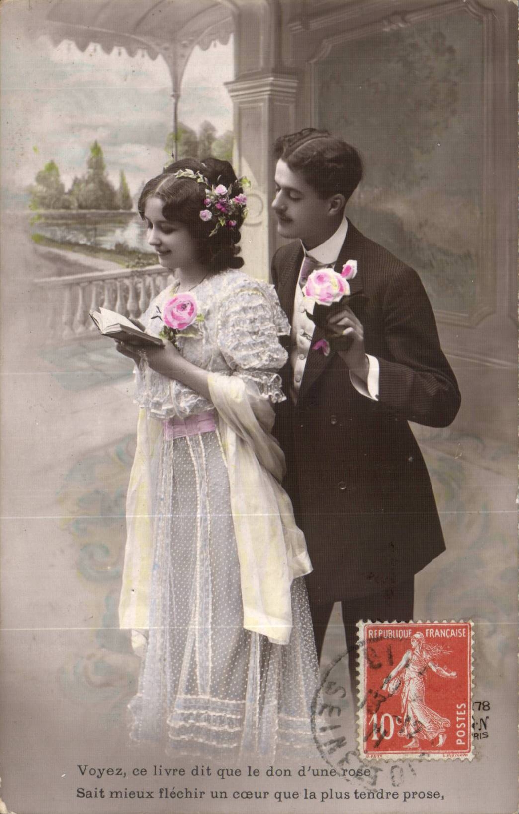 Fantaisie - Couple - Voyez ce livre dit que le don d'une rose sait mieux flechir un coeur - CPA 
