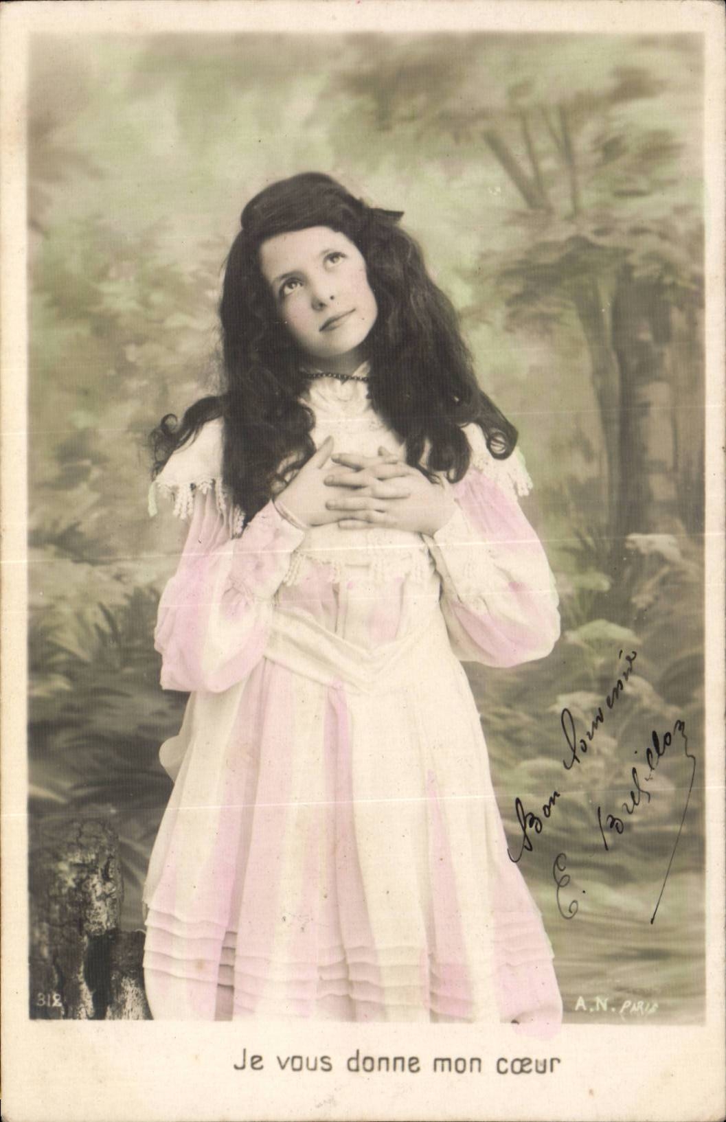 Fantasy - Child - I give You my heart - breathtaking little girl - CPA