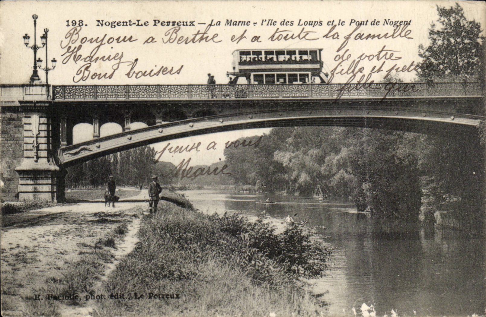 Nogent on the Marne CPA the Marne the island with the wolves and the bridge of Nogent