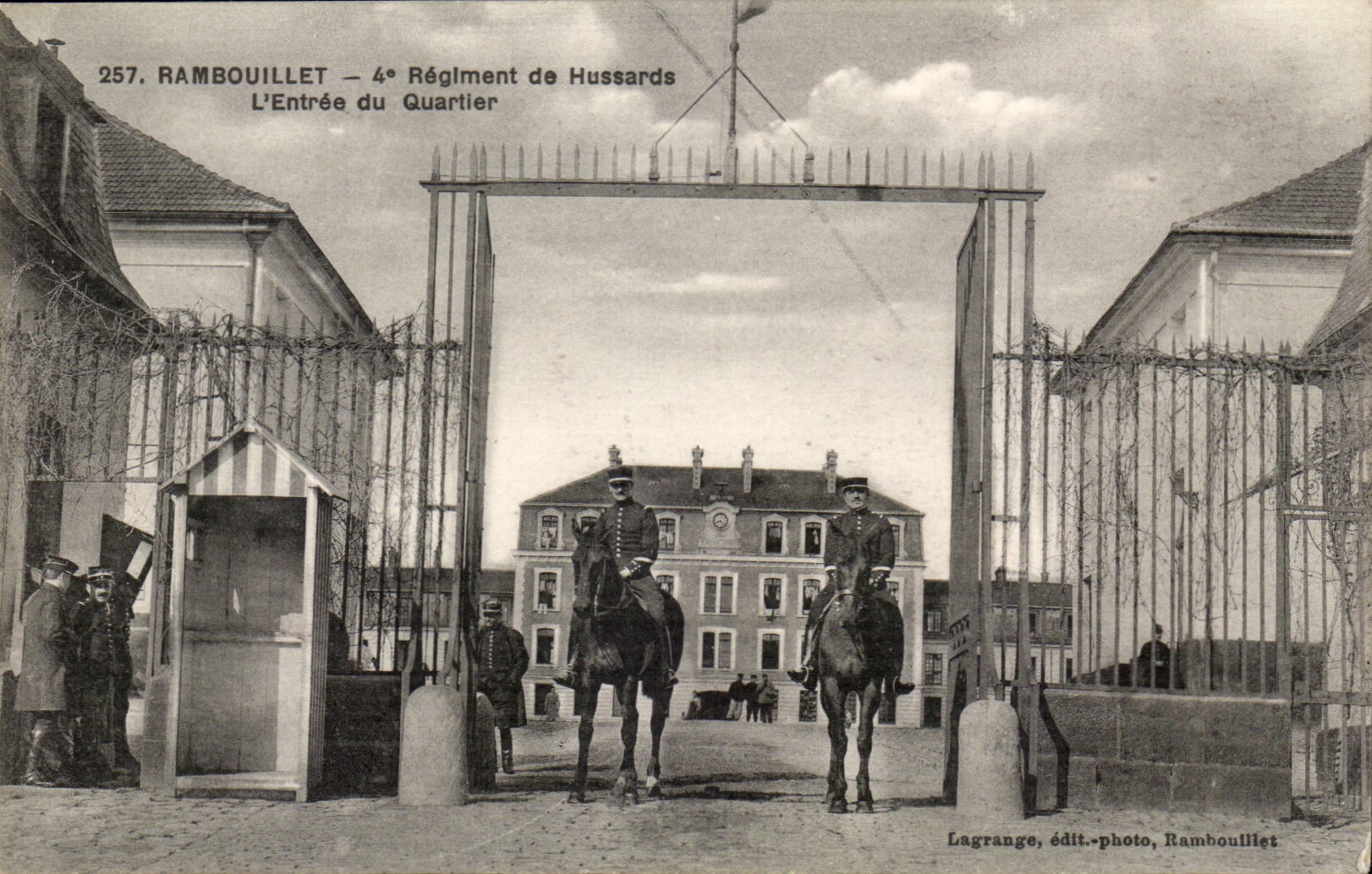 Rambouillet CPA 4th regiment of hussards Entering of the district (militaria)