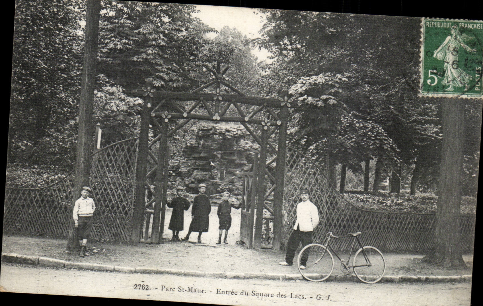 CPA Park Saint Maur Entering of the public garden of lakes (bicycle cyclists)
