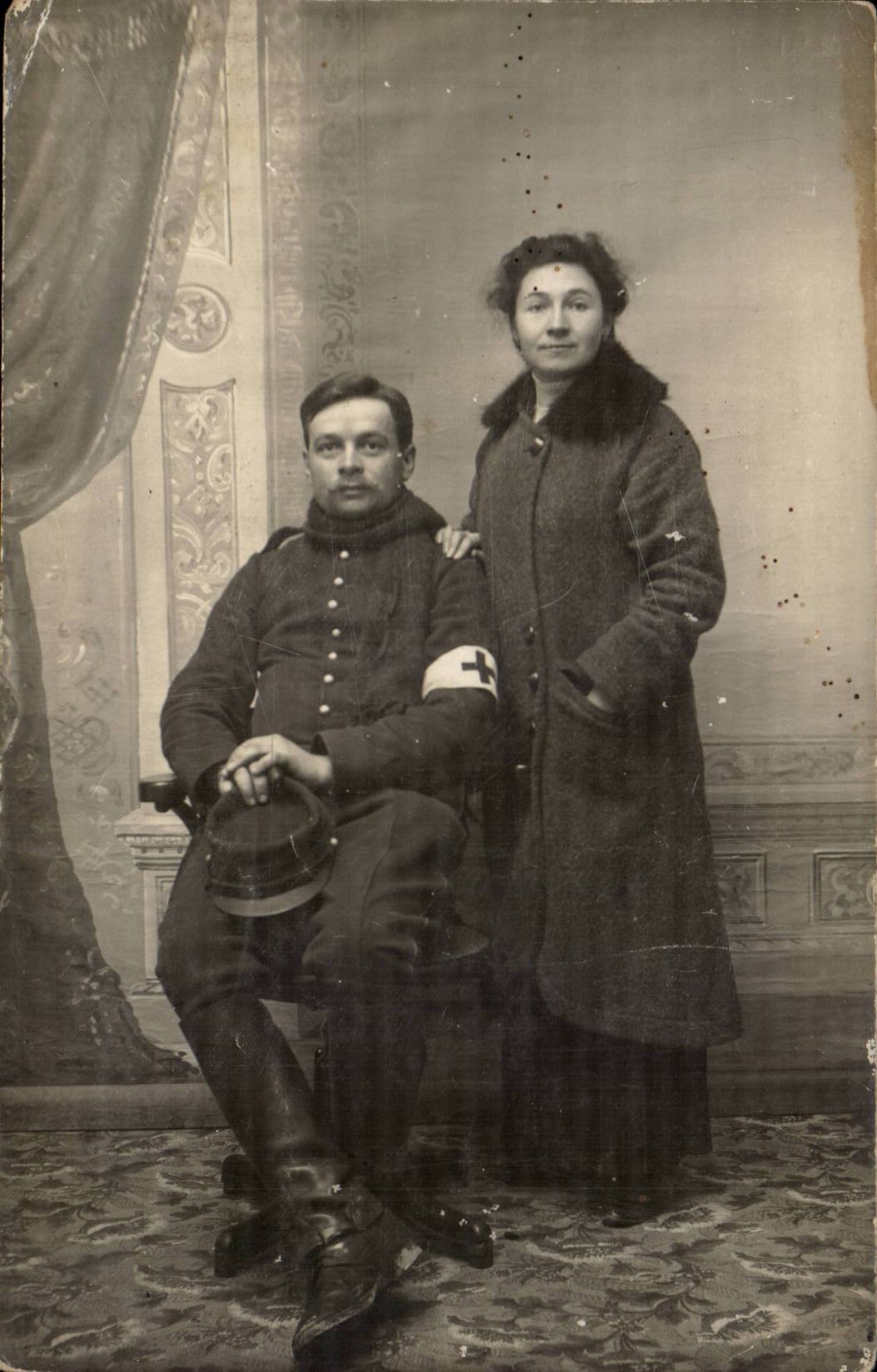 Realer Fotosoldat und -rotes Kreuz