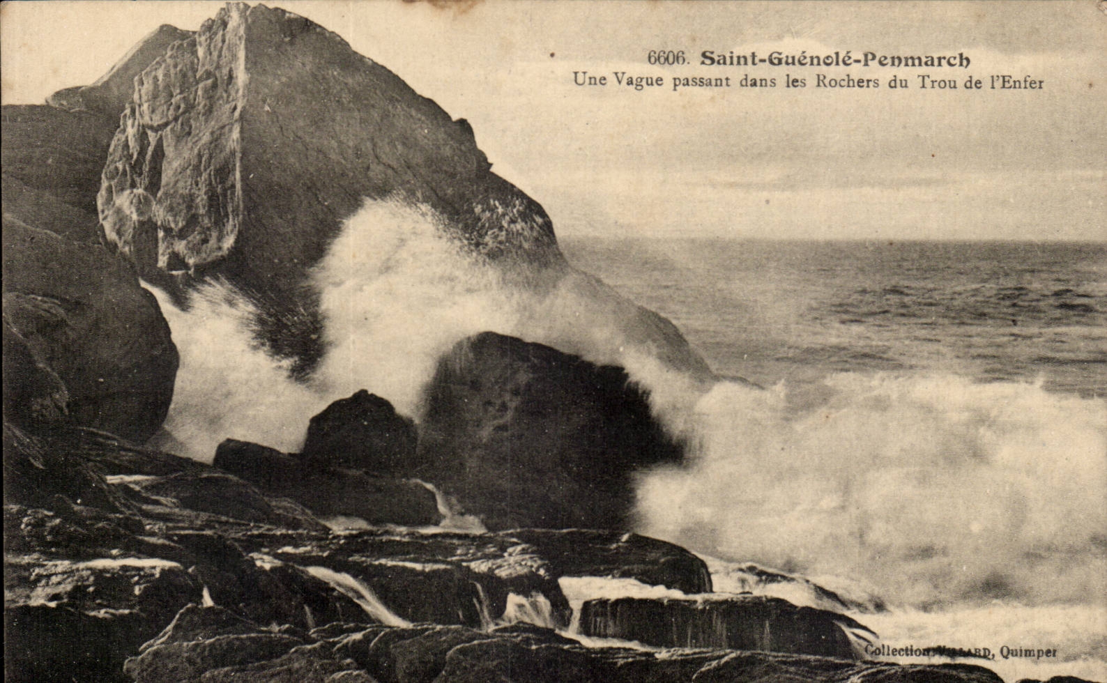 Heiliges Guenole Penmarch - ein vager Passant vorbei in den Felsen des Lochs die Holle - CPA