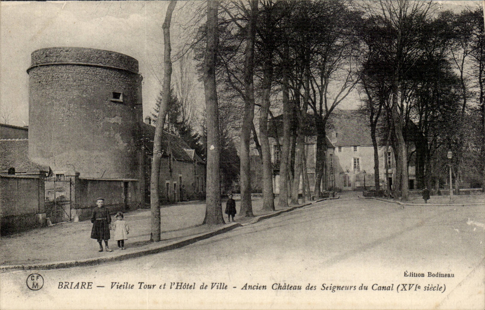 Briare - Old woman Tower and GHotel de Ville - Old Castle of the Lords of the Canal - XVI century - CPA