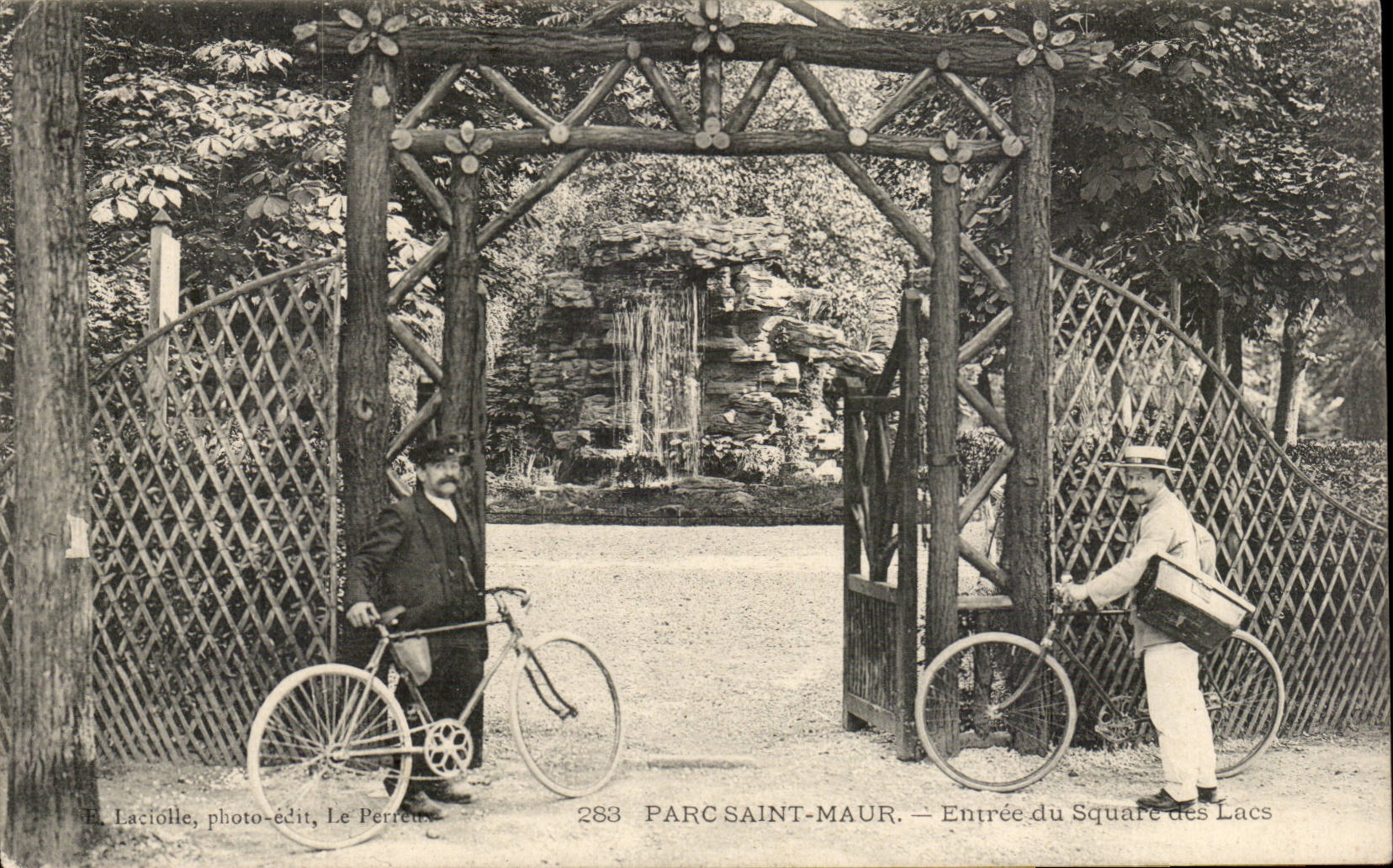Park Saint Maur CPA Between public garden of the lakes (cyclists cycles bicycle)