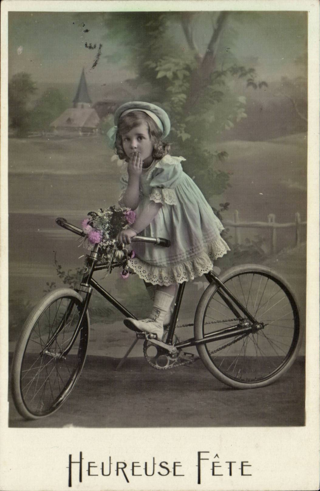 Der Zyklus der VElo Fahrrad-Phantasie-gluckliches Kind einen Kreislauf durchmacht feiert