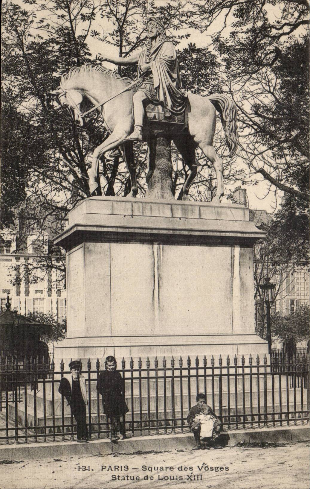 Paris CPA Public garden of the Vosges Statue of Louis XIII