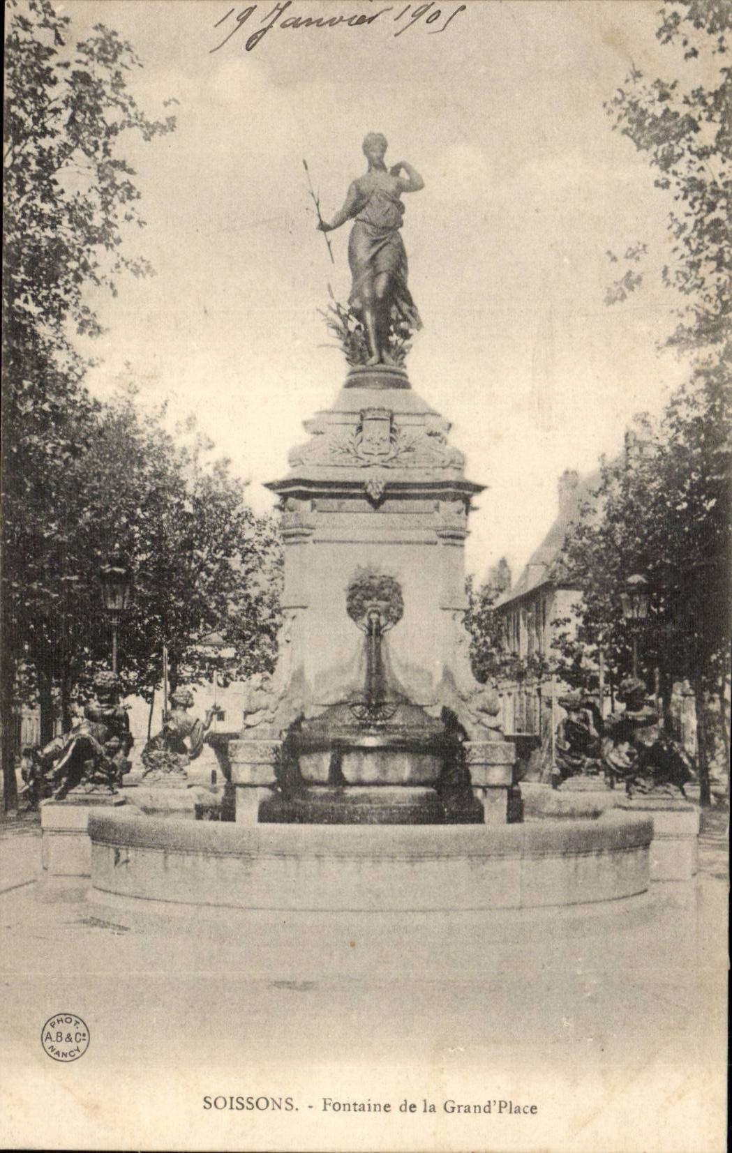 Soissons CPA Fontaine of large places