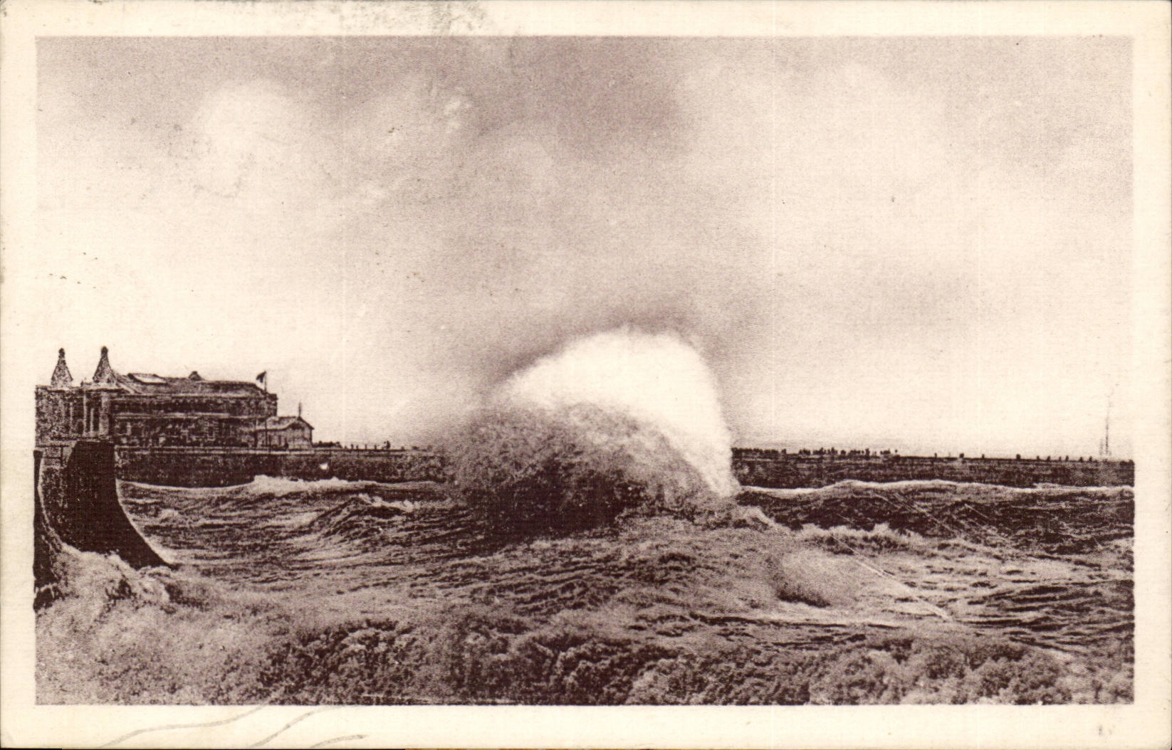 Treport - Anblick auf dem Pier durch schweres Wetter - CPA