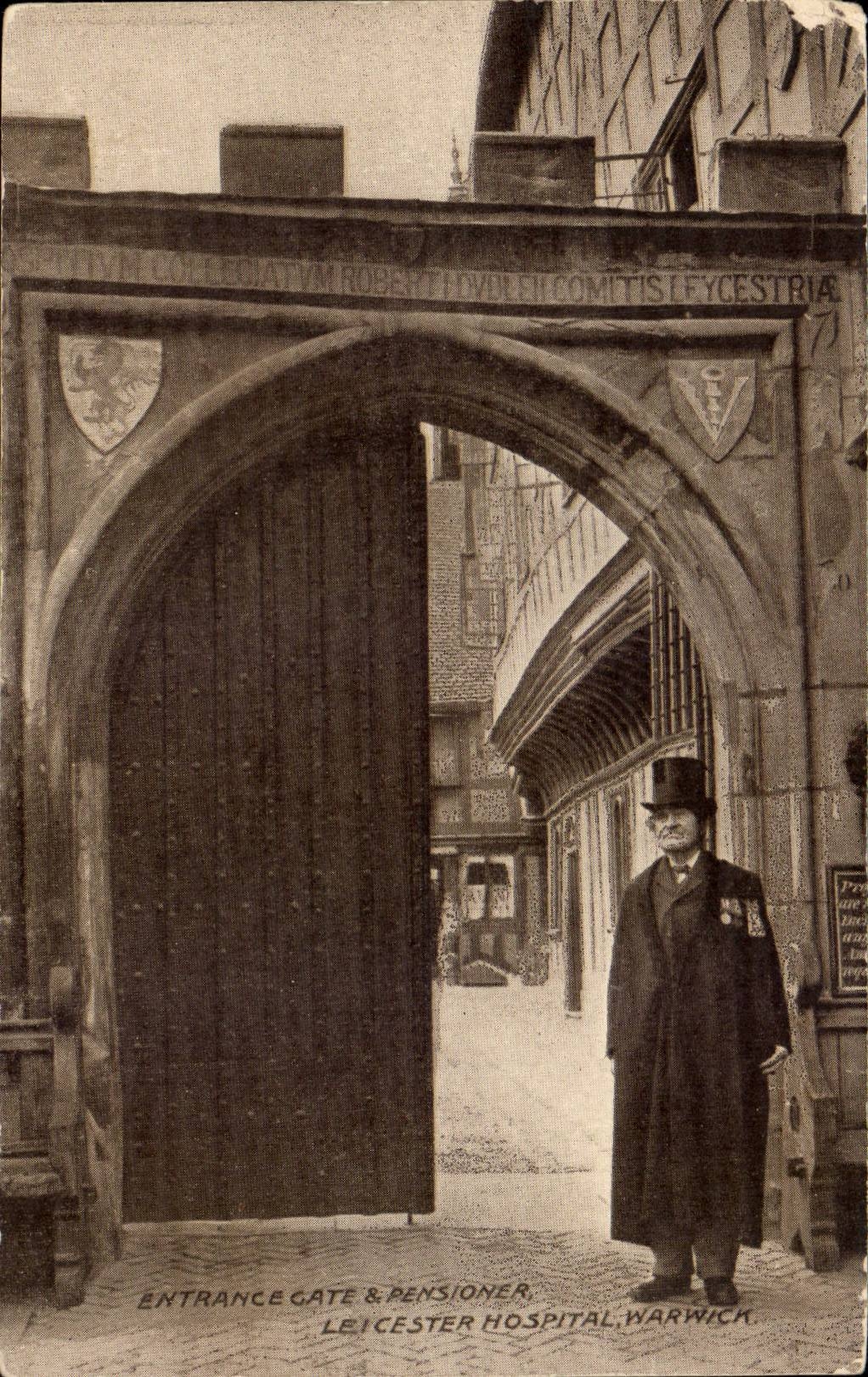 Grande Bretagne Great BRitain CPA Entrance gate and pensioner Leicester Hospital Warwick