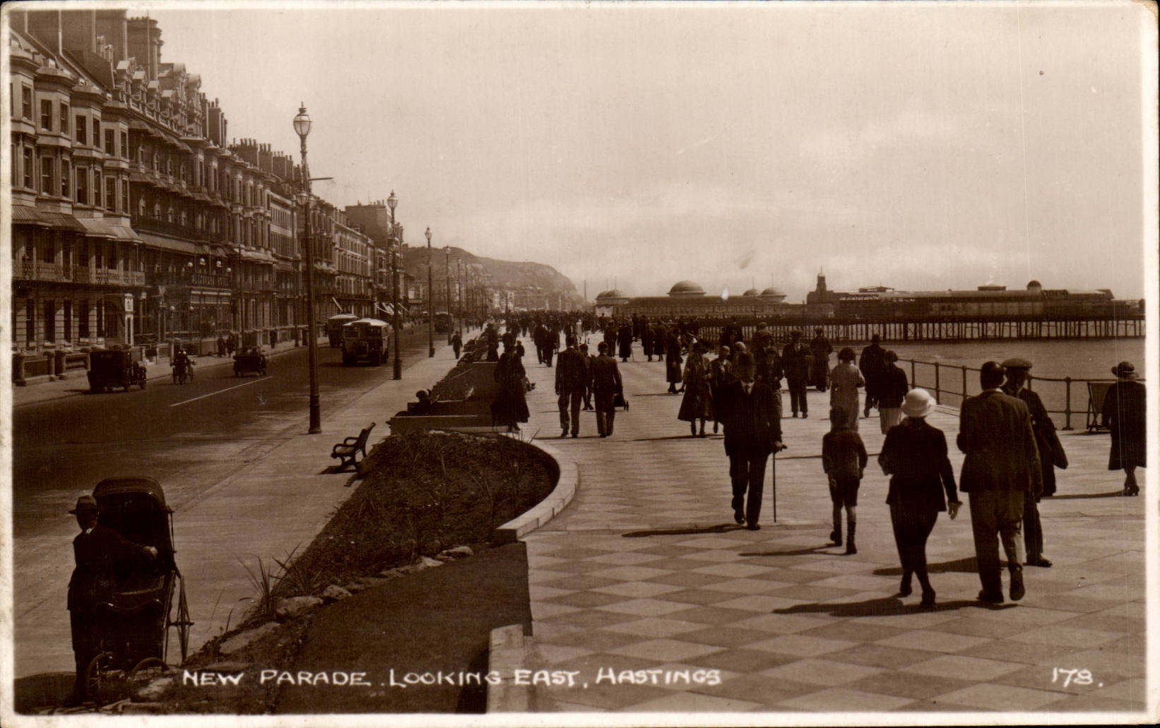 Grande Bretagne Great Britain CPA New parade Looking East Hastings