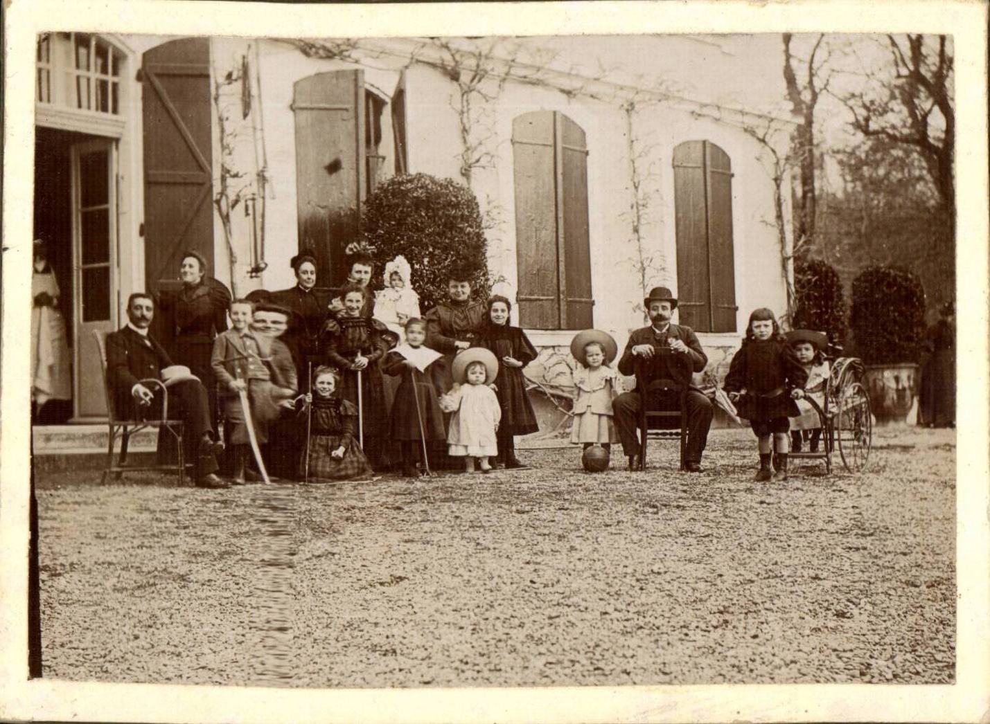 PHOTOGRAPH on support paperboard very rigid FAmille Balloon conveys has children TOP