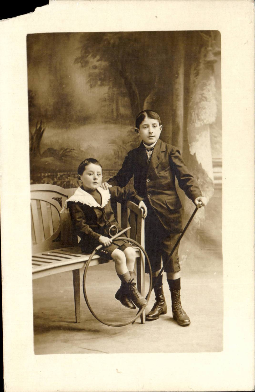 Wirkliche Foto Kinder mit dem Band