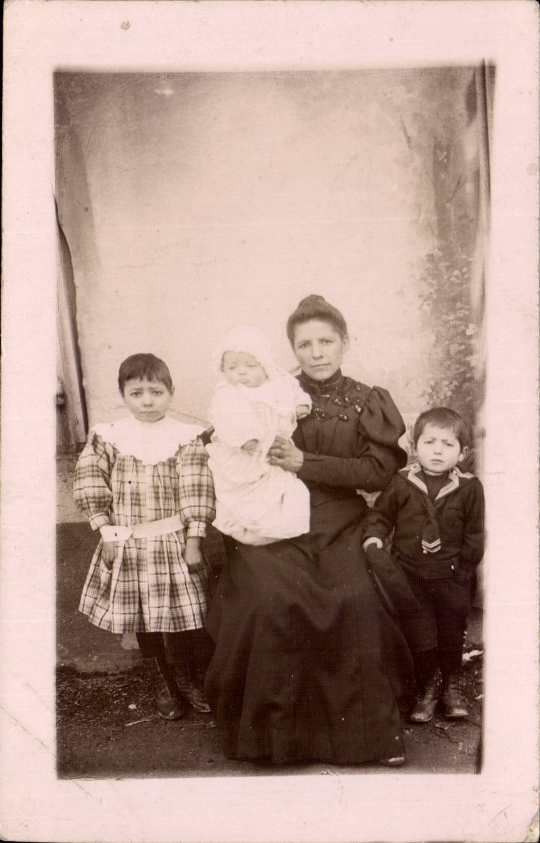 Wirkliche Fotofrau und -kinder