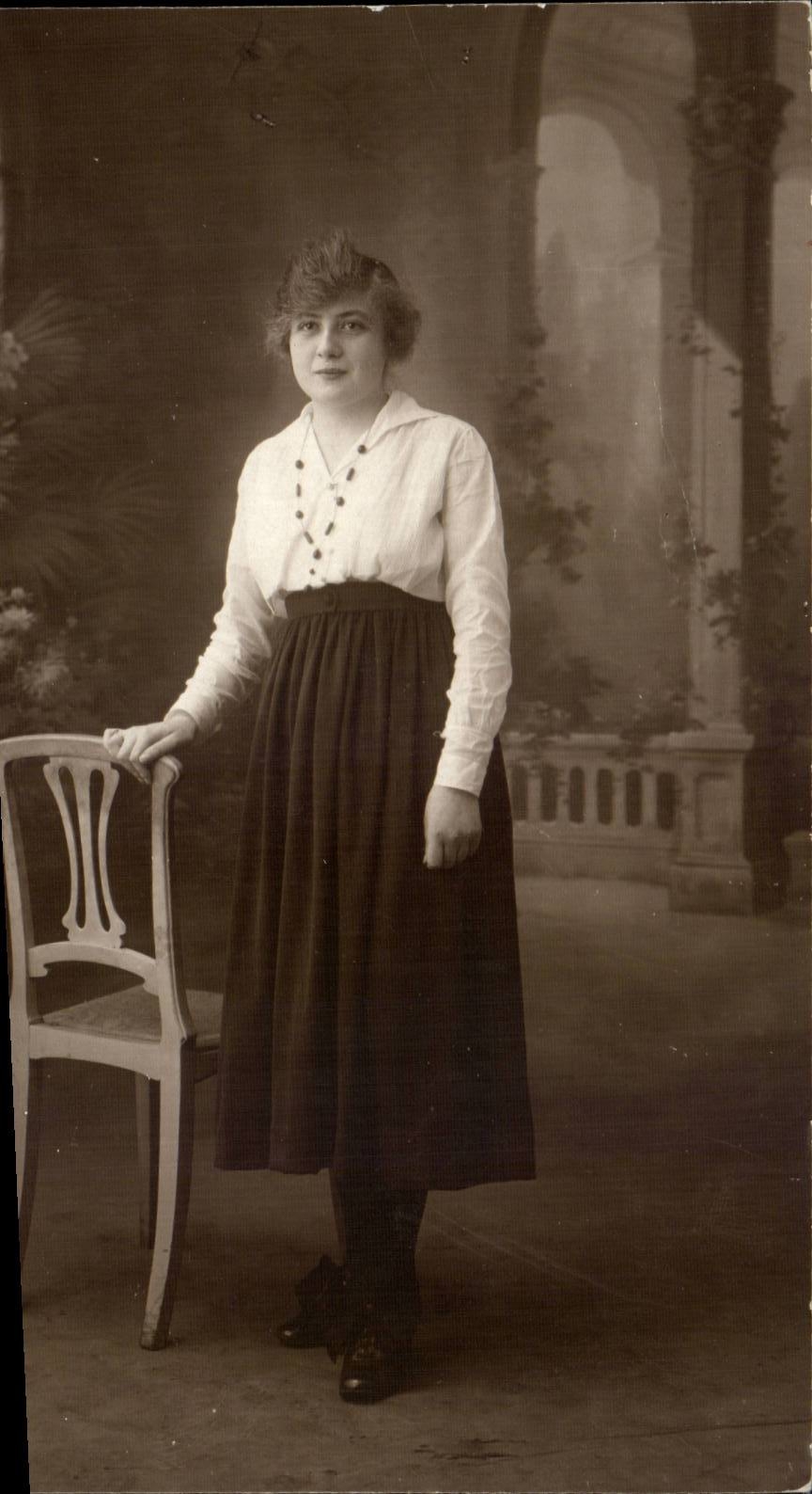 Real photo Saint Ouen (93) Woman for Mrs Mariotte Avenue of the Romainville Republic in 1917
