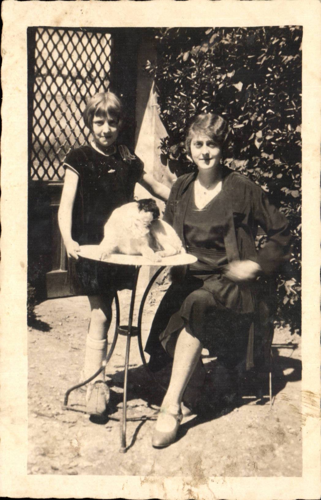 Reale Foto Kindfrau und -hund