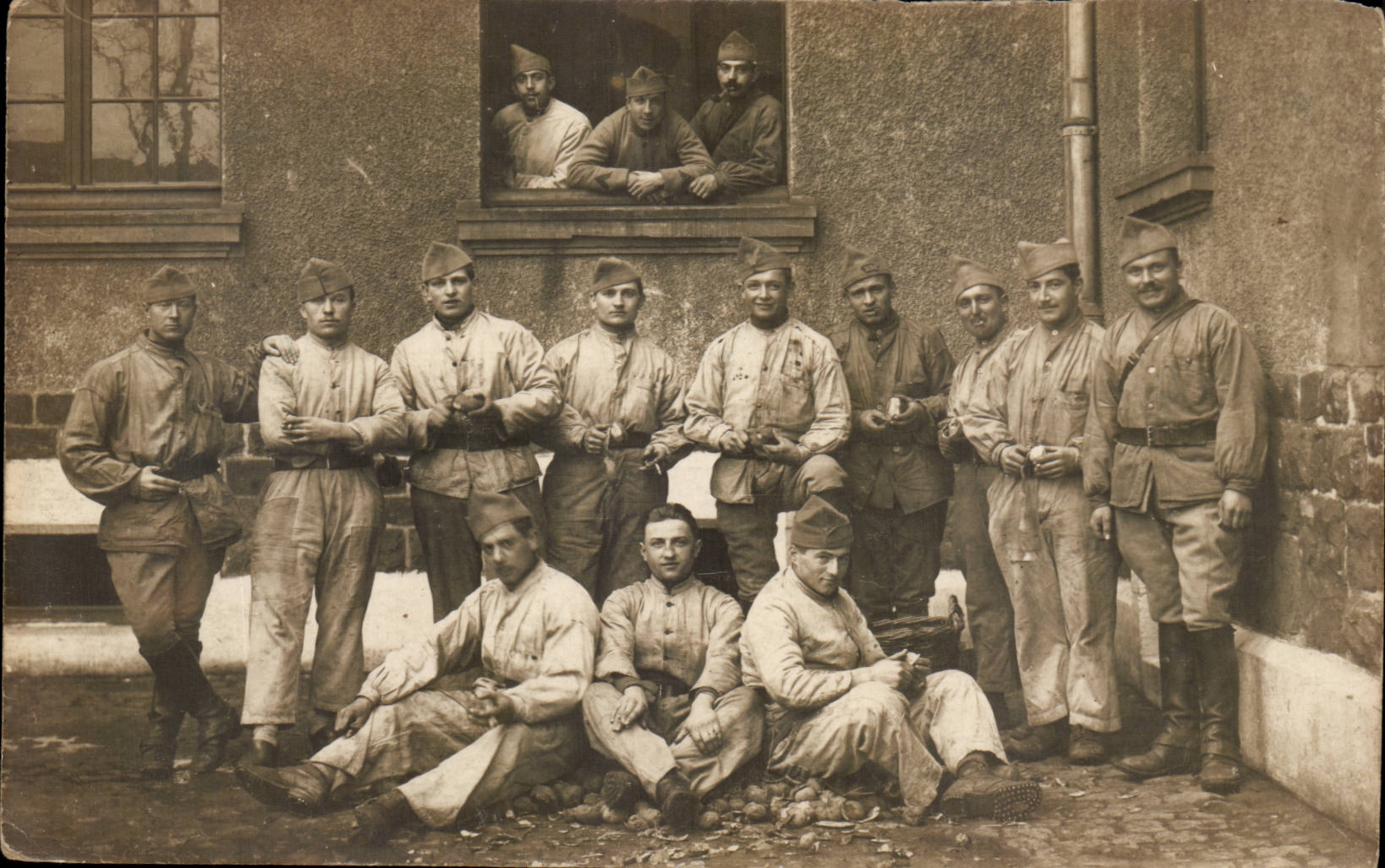 Real photo Militaria Soldiers with the regiment Drudgery of potatos