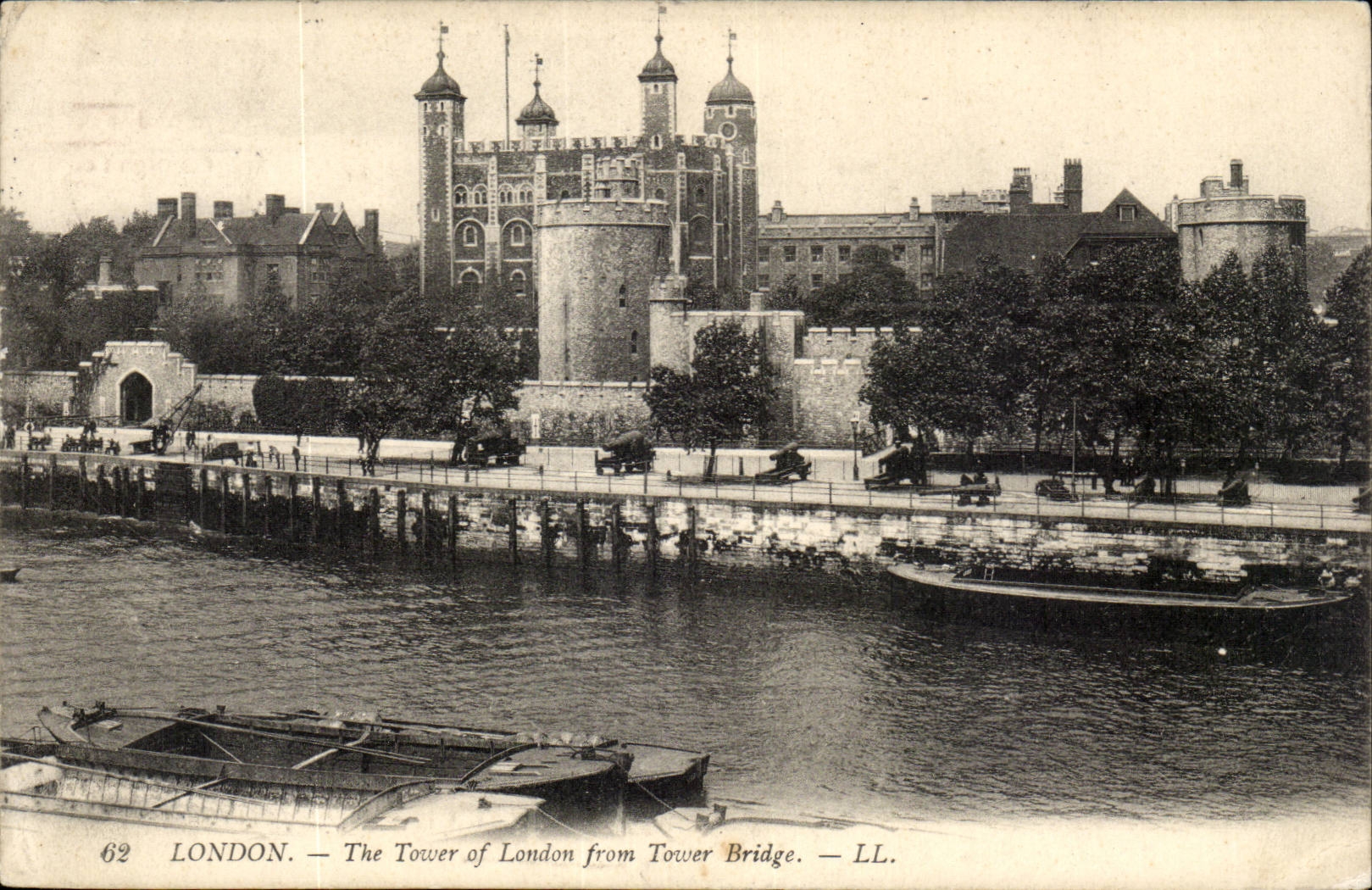 England - England - London - London - The Tower off London from Tower Bridge - CPA