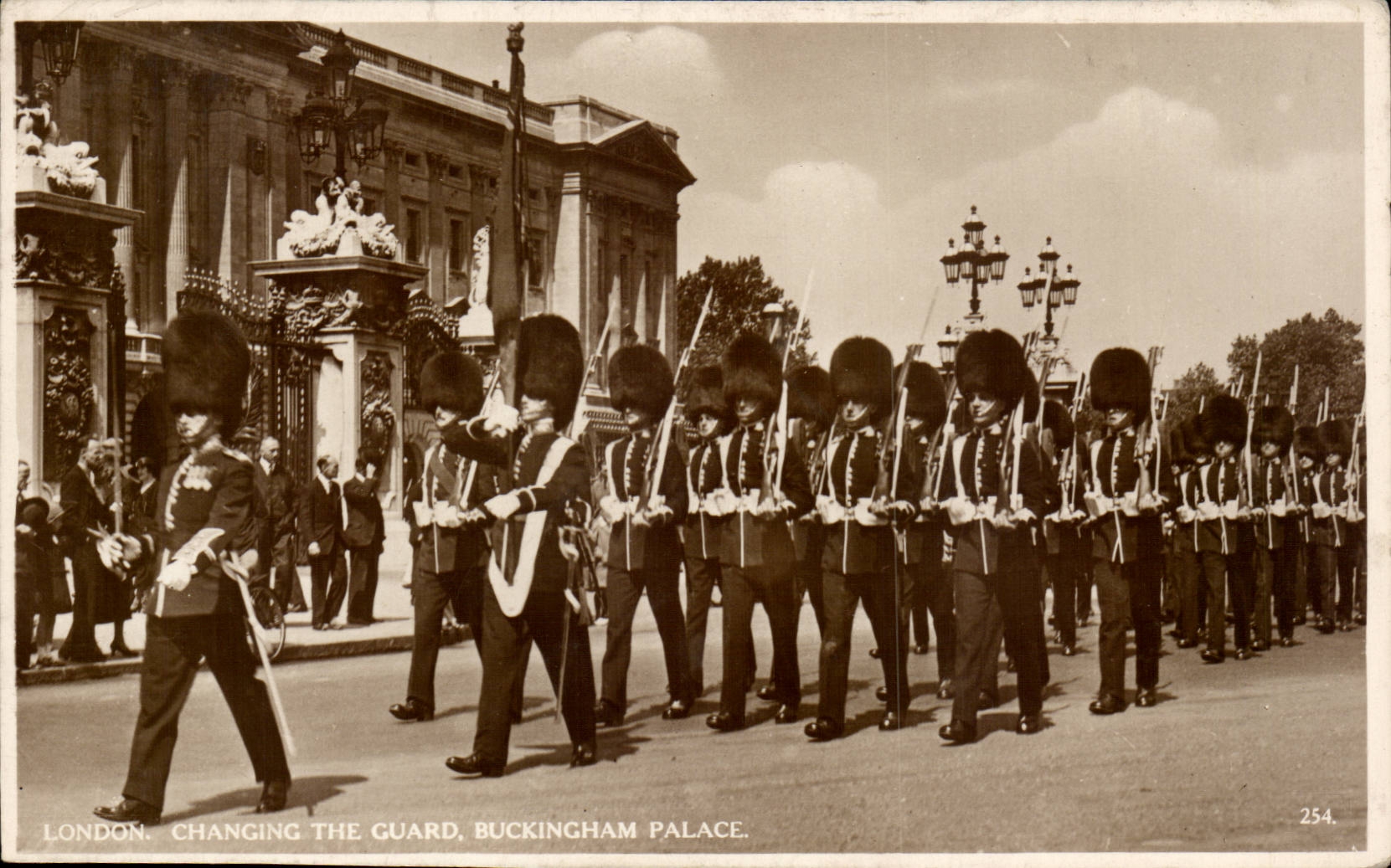 England - England - London - London Changing The Guard - Buckingham Palace - CPA