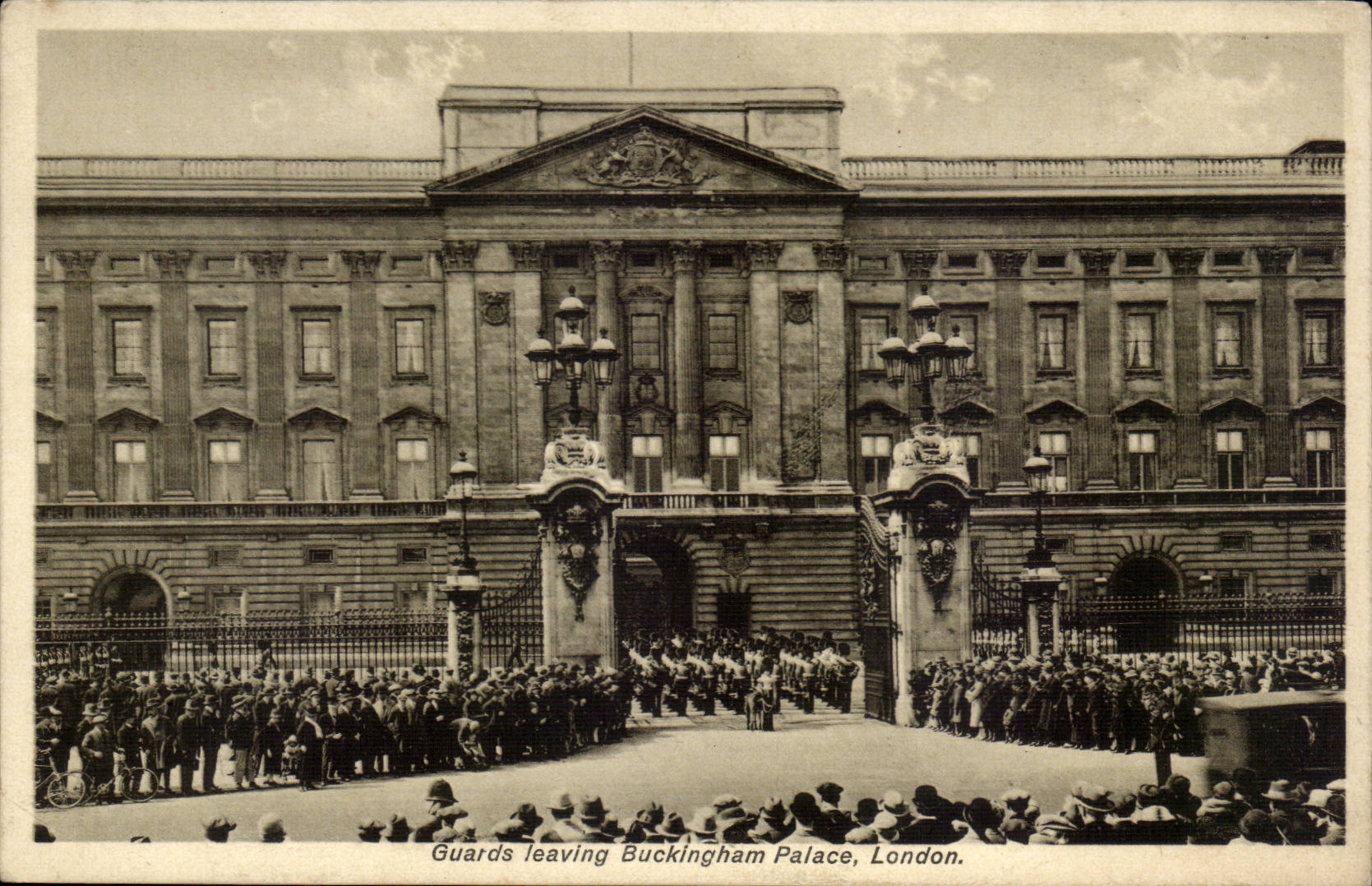England - England - London - Guards leaving Buckingham Palace - CPA
