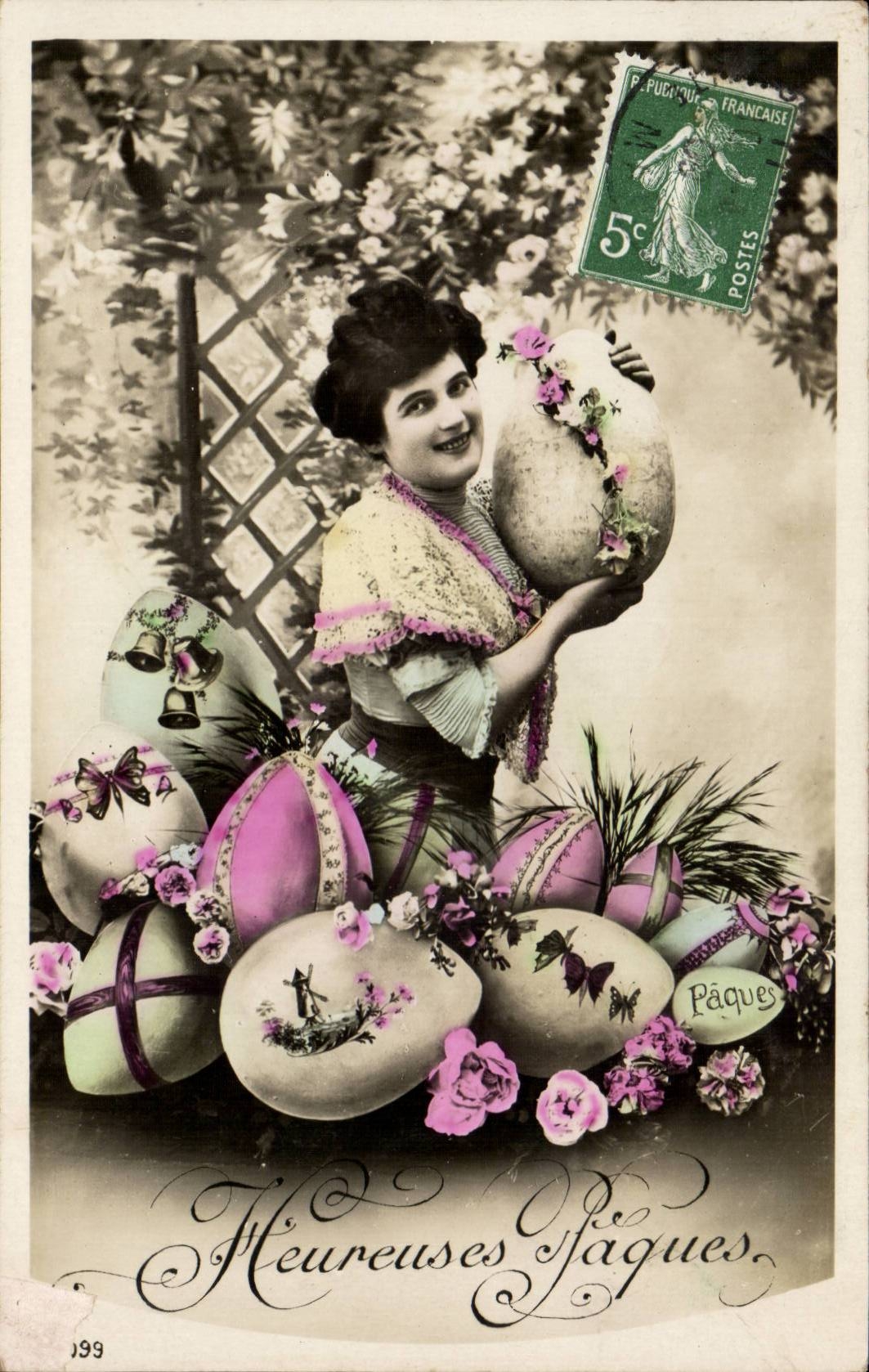 CPA Phantasie-gluckliche Frau Ostern (Osterei)