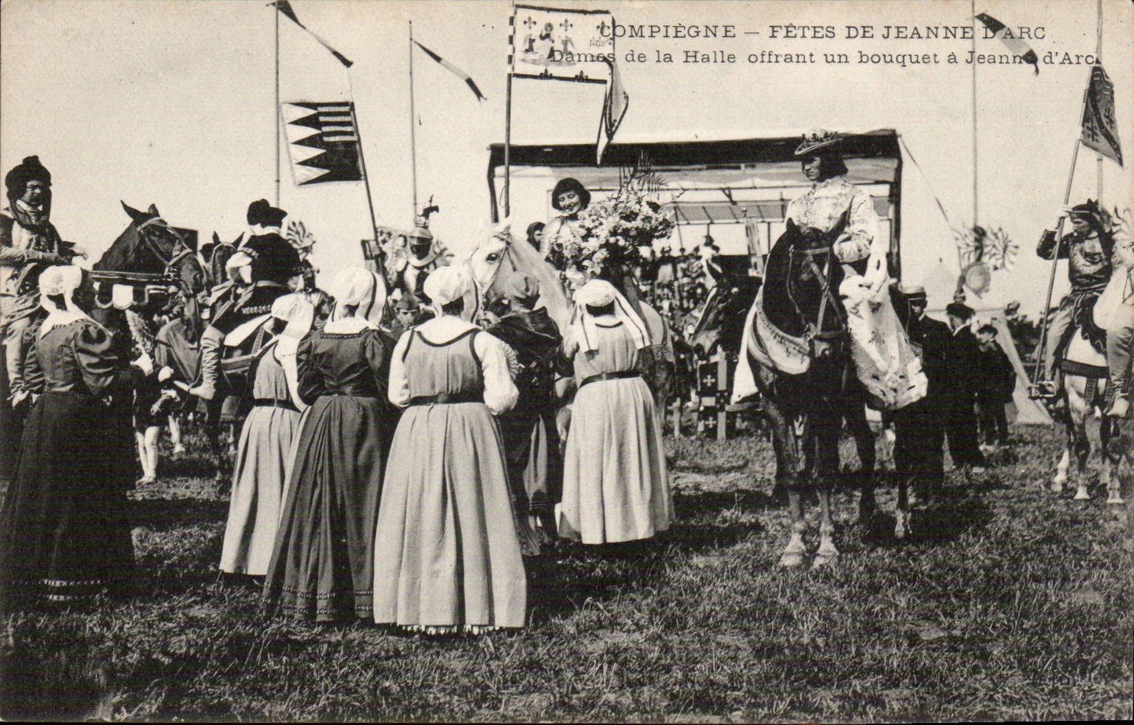 Compiegne CPA Partys von Jeanne der Bogen Freifrauen des Marktes der einen Blumenstrauss anbietet hat Jeanne des Bogens