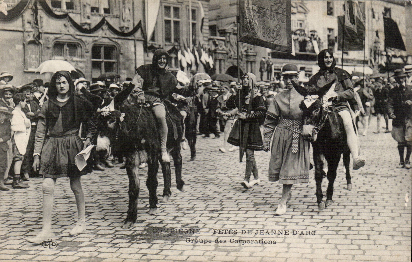 Compiegne CPA Partys von Jeanne des Bogens gruppiert Korporationen