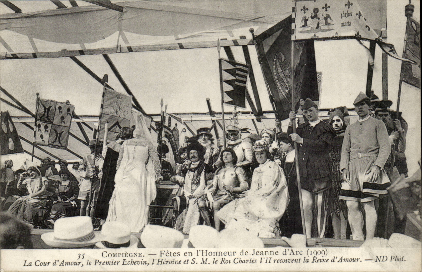 Compiegne CPA Festivals von Jeanne von (1909) Haupthof des Bogens das erste Stadtratsheroin und die Inspektion das Konig Charles VII recoi