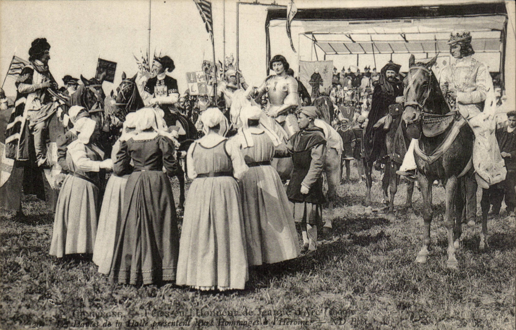 CPA Compiegne die Festivals von Jeanne des Bogens die Damen des Marktes stellen ihre Ehrerbietungen Heroin dar