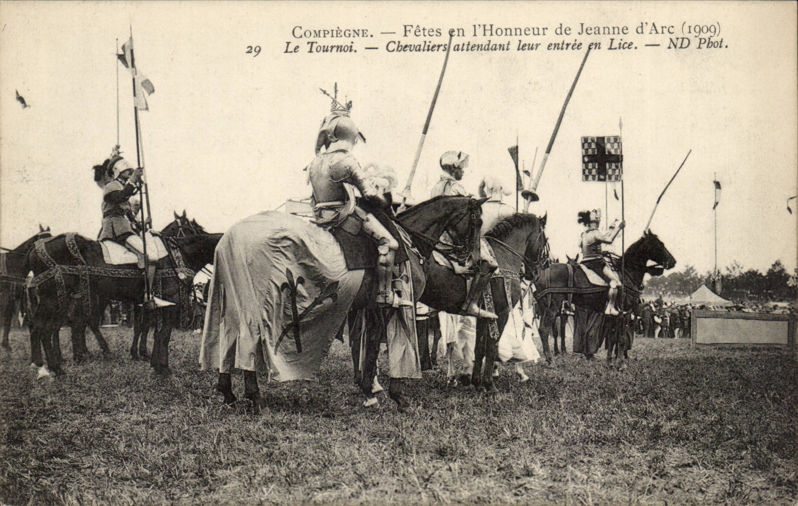 CPA Compiegne festivals of Jeanne of arc (1909) the tournament Knights awaiting their entry on the lists