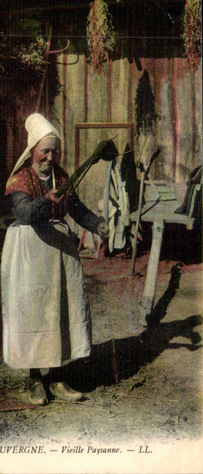 CPA Folklore Standard Costumes of Old Auvergne peasant TOP