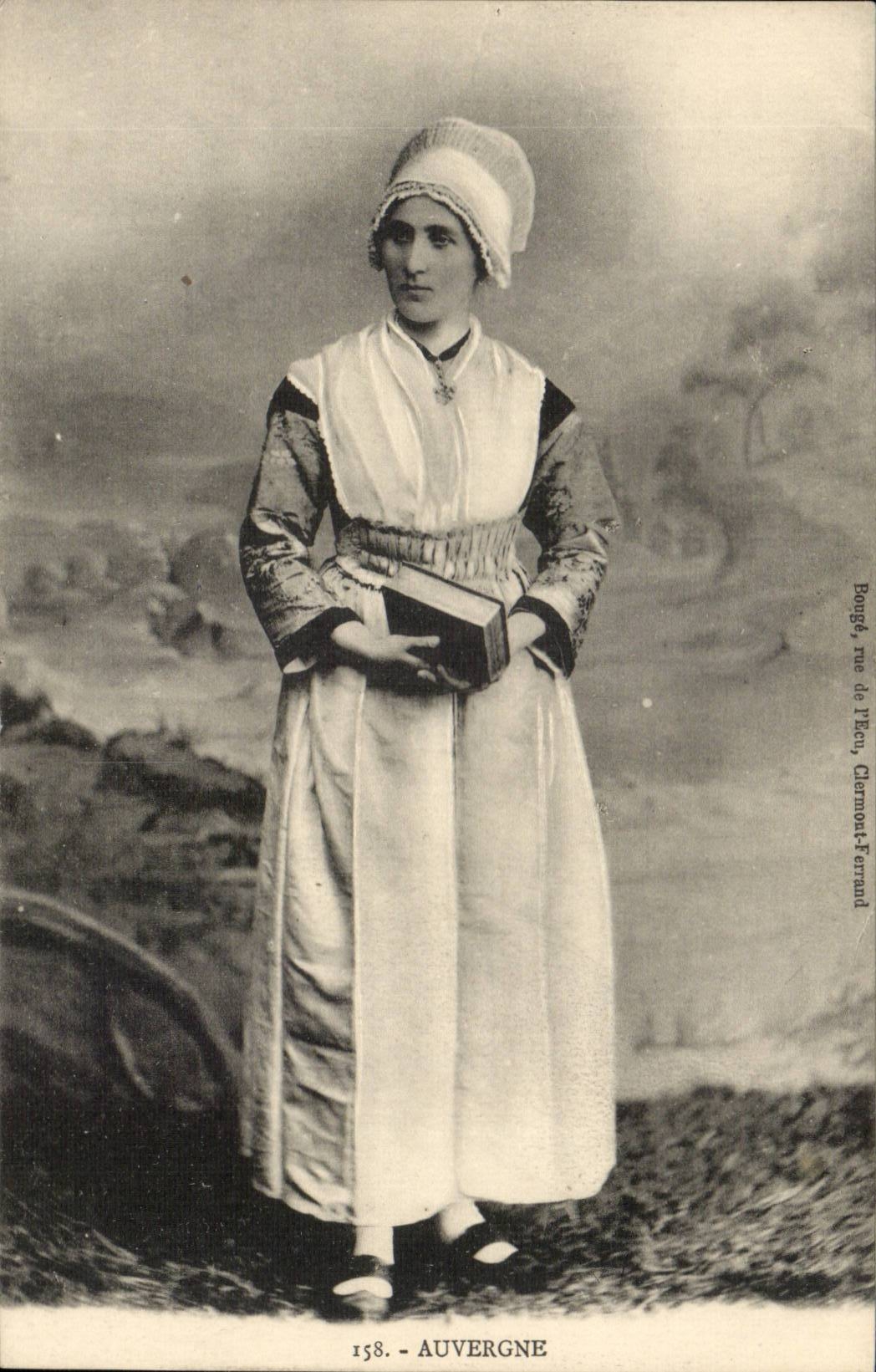 CPA Folklore Standard Costumes of Auvergne Woman TOP