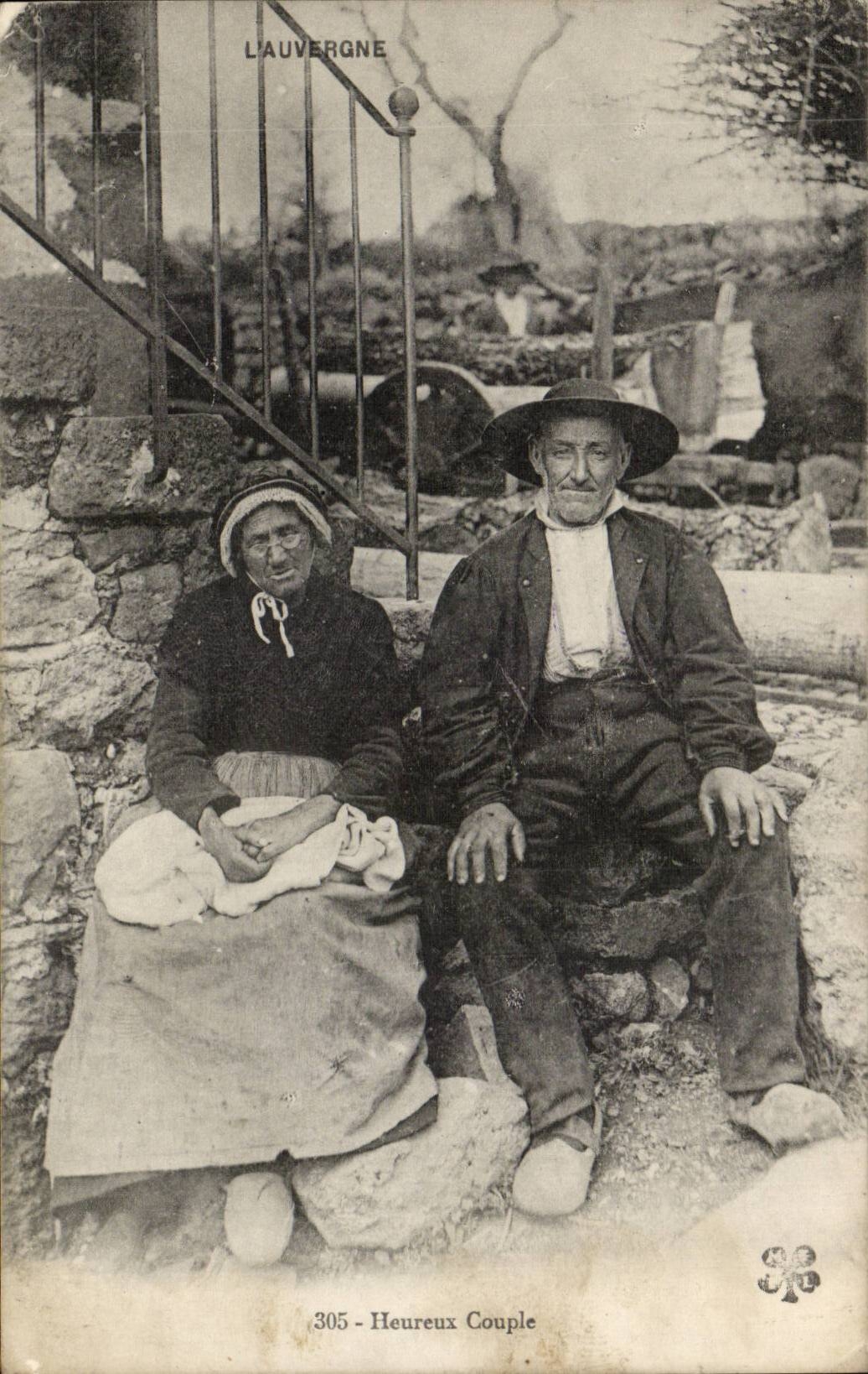 CPA Folklore Standard Costumes of Happy Auvergne couple TOP