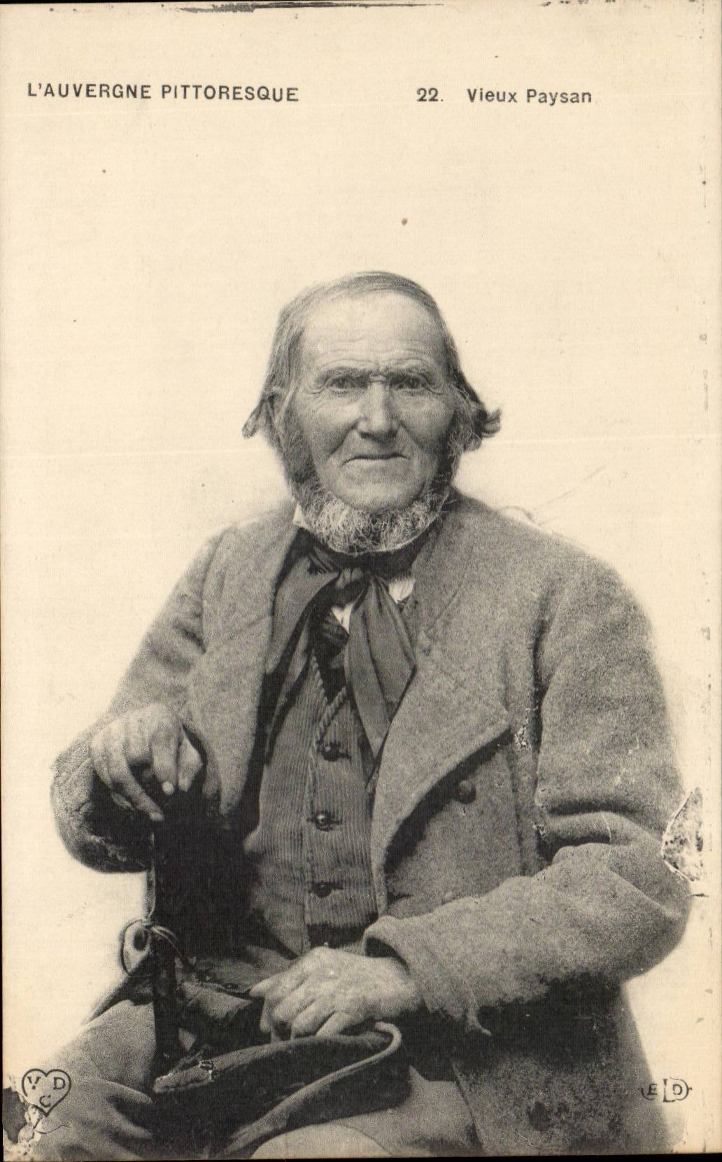 CPA Folklore Standard Costumes of Auvergne Viexu peasant TOP