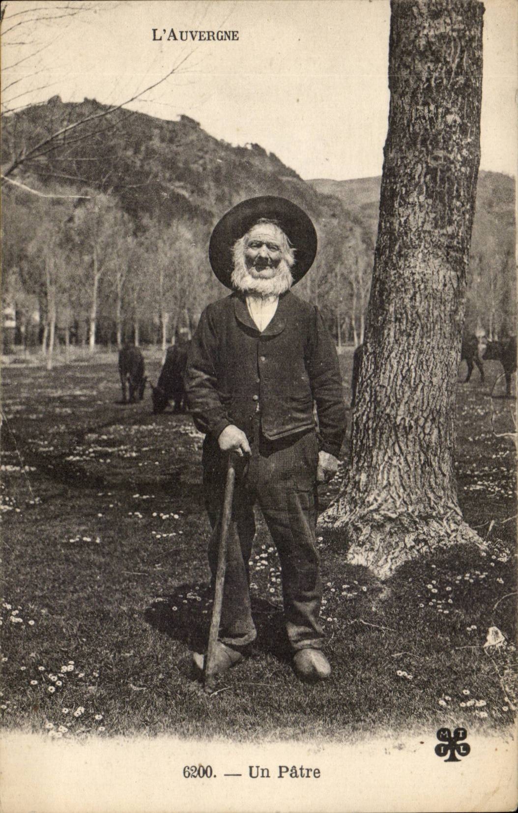 CPA Folklore Standard Costumes of Auvergne a shepherd TOP