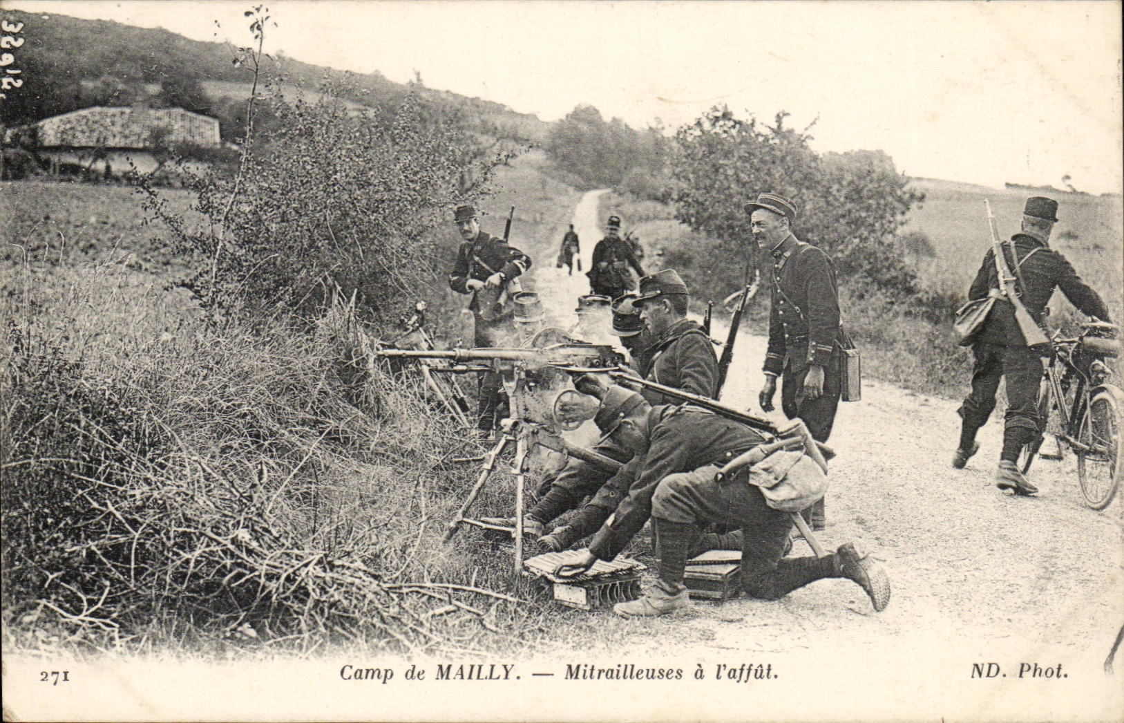 Militaria Camp of Mailly CPA Machine-guns to the mounting (cyclist bicycle)