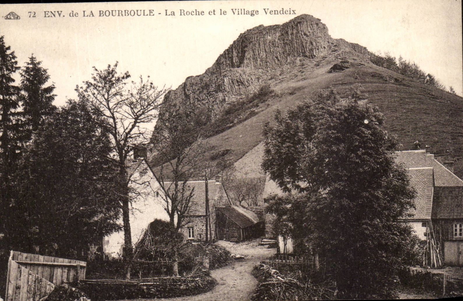 Auvergne CPA Surroundings of Bourboule the rock and the Vendeix village