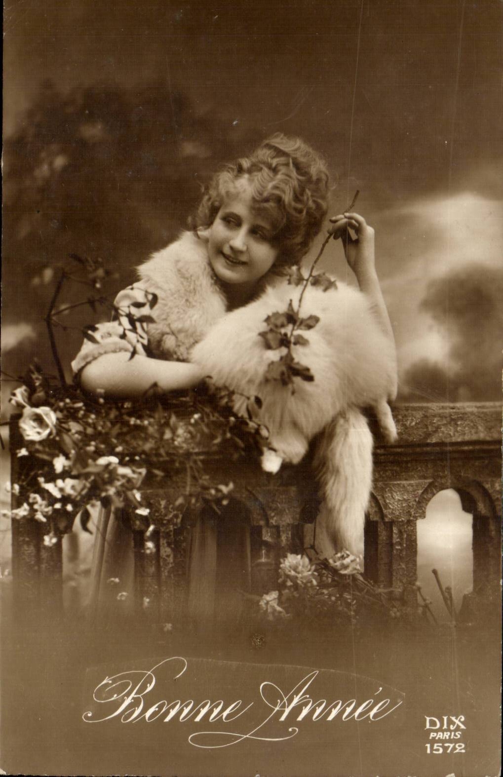 Fantaisie - Femme - Bonne Annee - Woman with fur draped over shoulders - curly hair - CPA